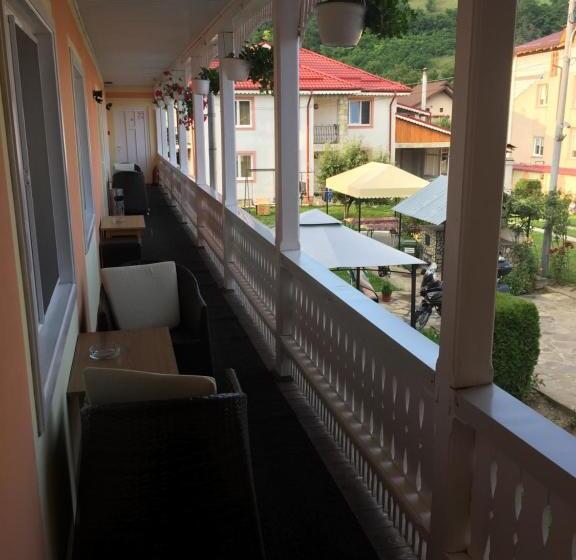 חדר סטנדרט לשלושה, Pensiunea Flora