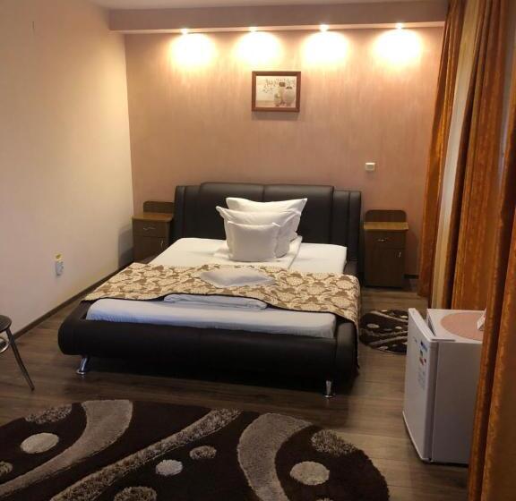 חדר סטנדרט לשלושה, Pensiunea Flora