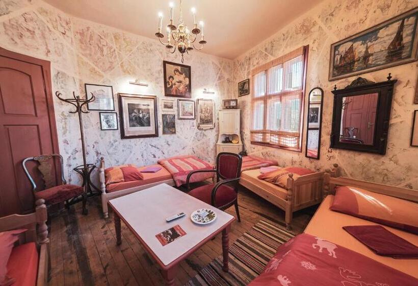 اتاق استاندارد چهارنفره با سرویس بهداشتی مشترک, Guest House Malkia Inter