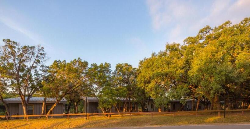 标准三人间, 7a Ranch