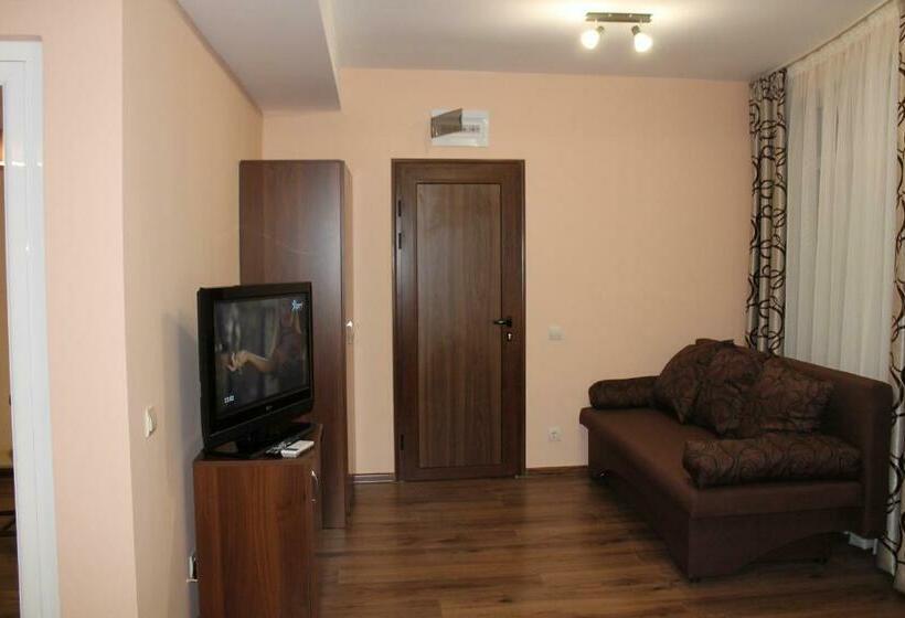 استودیو خانوادگی, Center Guest House