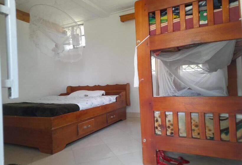 اتاق کلاسیک چهارنفره, Maasai Villa Backpackers Home