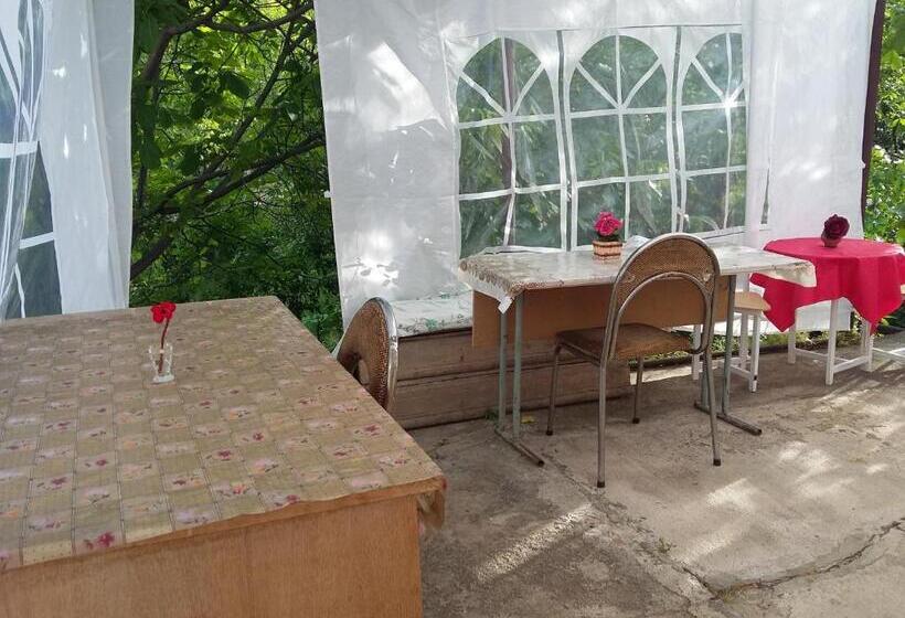 اتاق استاندارد یک نفره, Shushan Guest House