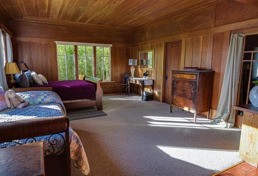 Номер Deluxe, The Captains Quarters