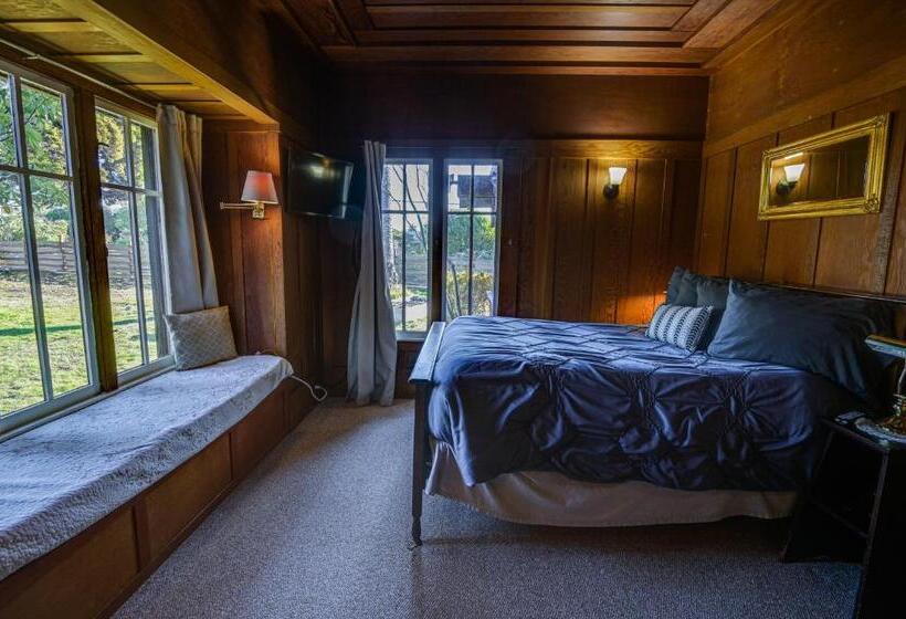 Номер Стандарт, The Captains Quarters