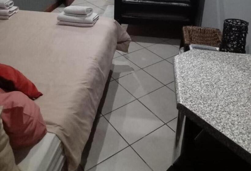 Четырехместный Номер Базовый, Grand Central Guesthouse
