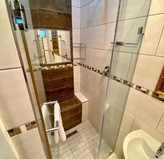 스위트 킹사이즈 침대, Waterkloof Guest House