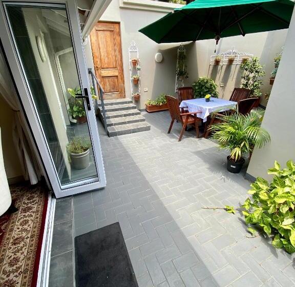 스위트 킹사이즈 침대, Waterkloof Guest House