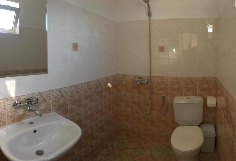 חדר סטנדרט לשלושה עם טרסה, Eleonor Guest House