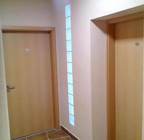 デラックストリプルルーム, Nautilus étterem és Panzió