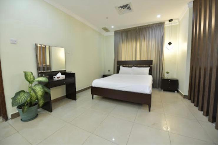 استودیوی استاندارد, Noble Rose Apartment