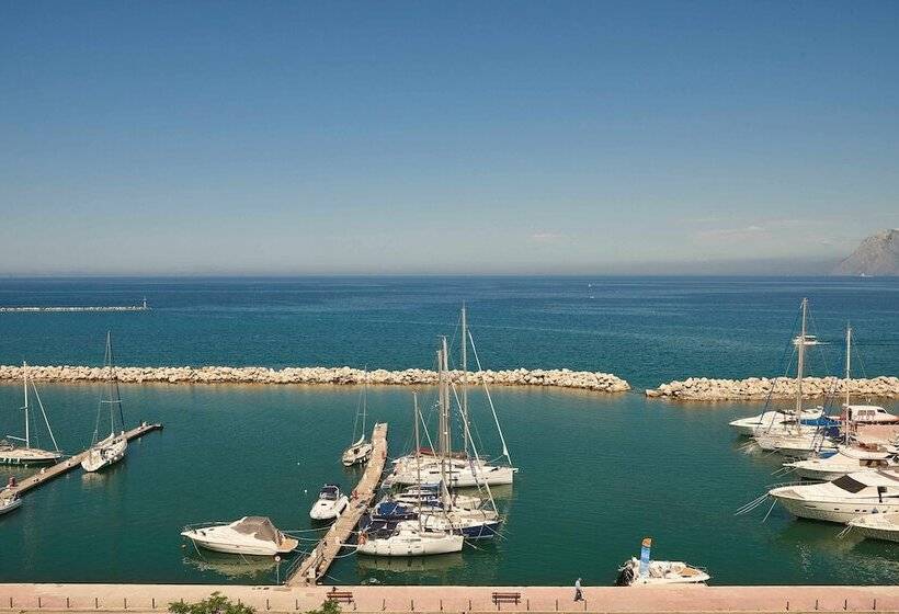 Семейный Номер Вид на Море, Moxy Patra Marina